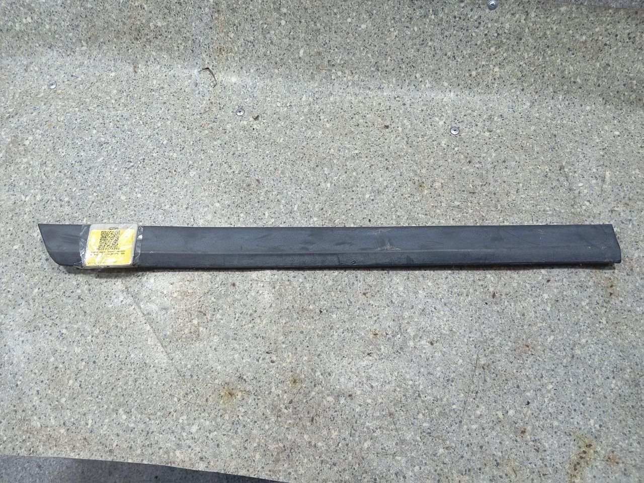 молдинг двери задней правой Volkswagen Passat B6 (2005 - 2010), седан - фото №1