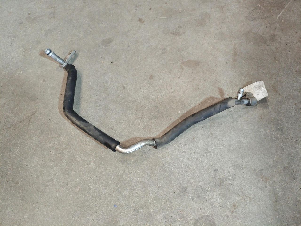 трубка кондиционера Toyota Prius 3 поколение (2009 - 2011), 1.8 л., бензин - фото №1