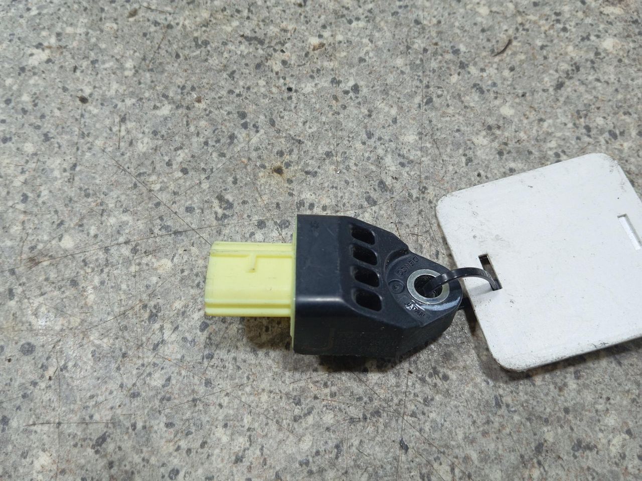 датчик удара Toyota Prius 3 поколение (2009 - 2011), 1.8 л., бензин, 89831-28020 - фото №1
