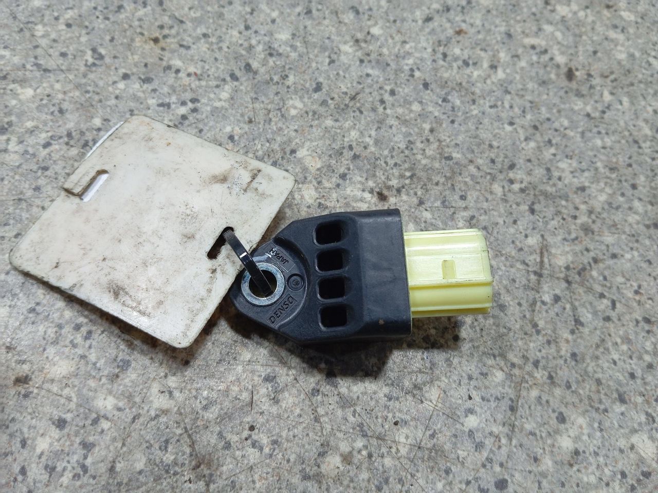 датчик удара Toyota Prius 3 поколение (2009 - 2011), 1.8 л., бензин, 89831-28020 - фото №1