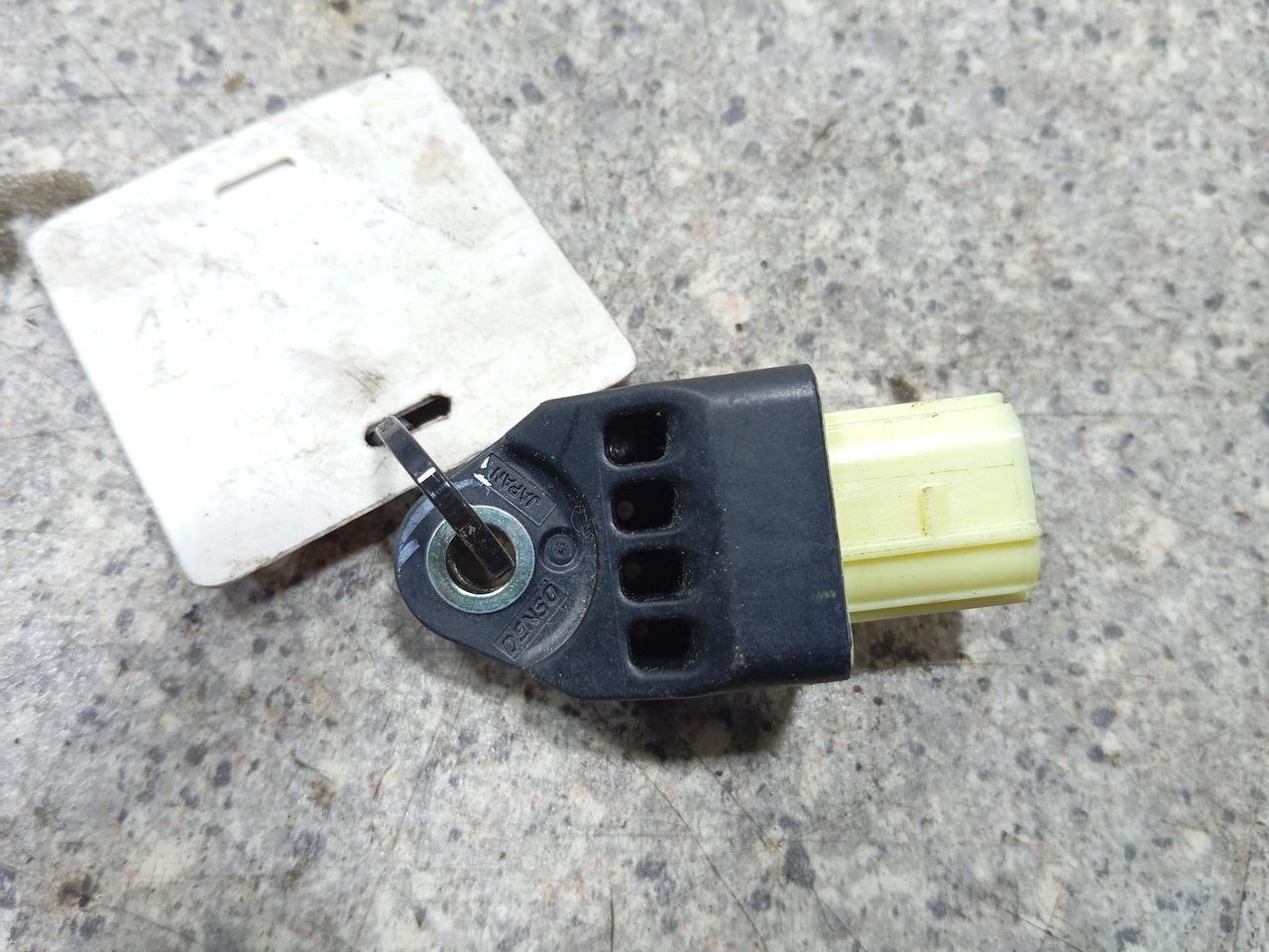 датчик удара Toyota Prius 3 поколение (2009 - 2011), 1.8 л., бензин, 89831-75020 - фото №1