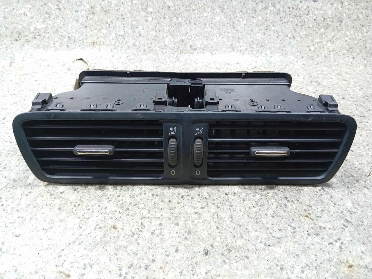 дефлектор обдува салона Volkswagen Passat B6 (2005 - 2010), 3S1819728F, 3C2819728E - фото №1