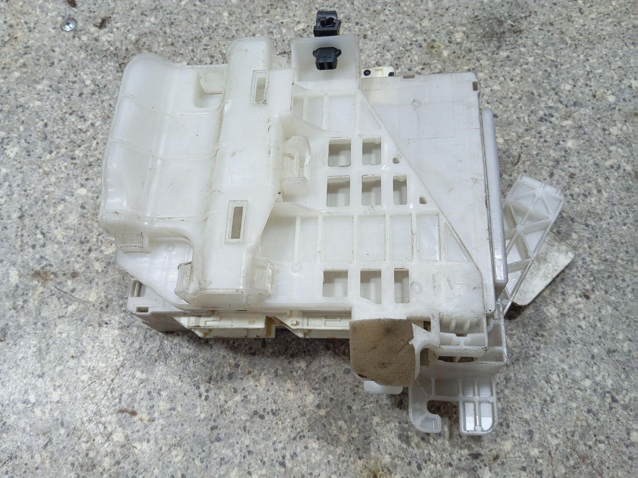 блок предохранителей Toyota Prius 3 поколение (2009 - 2011), 1.8 л., бензин, 89221-47140, 82730-47450-A - фото №1