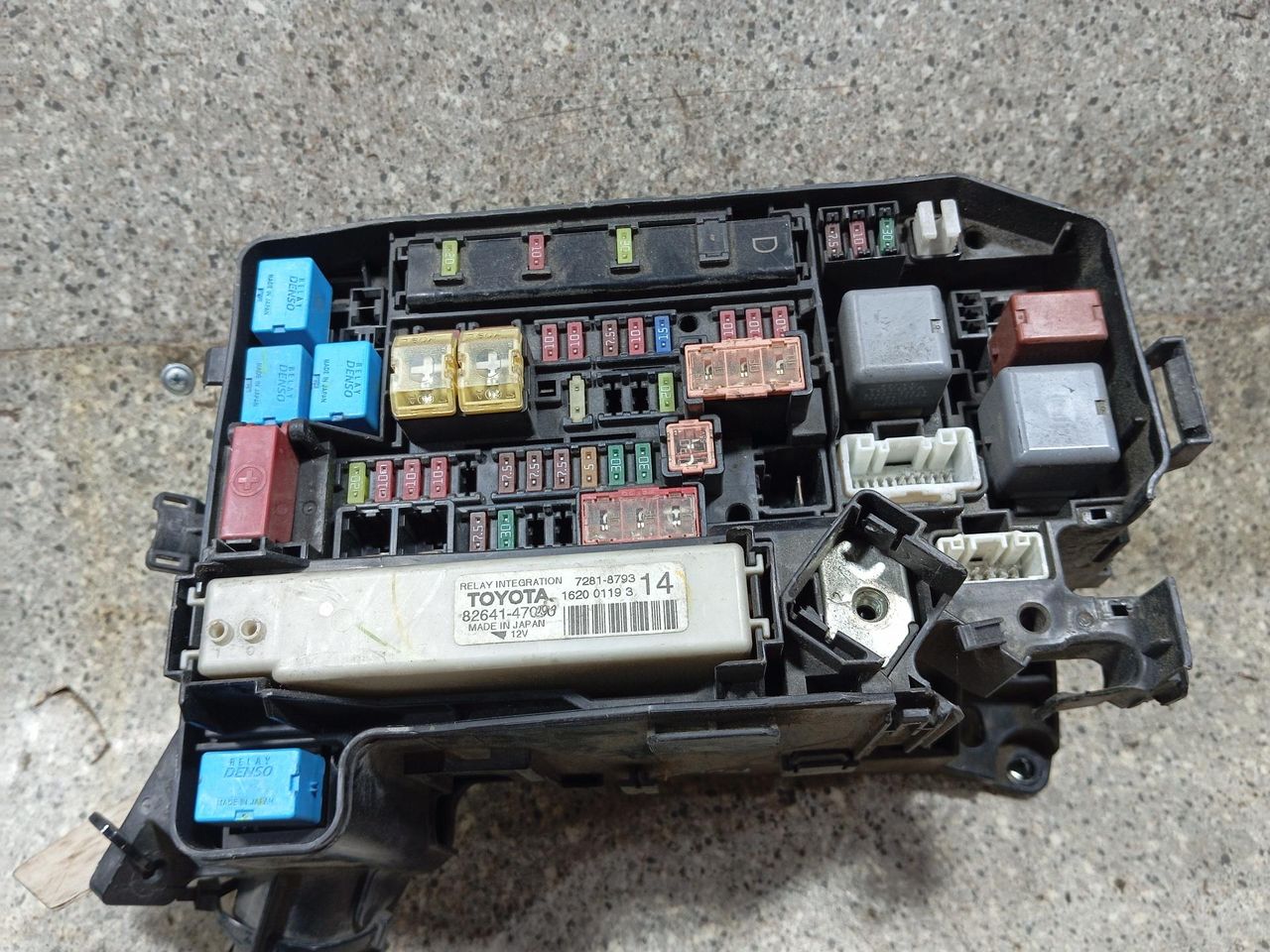 блок предохранителей Toyota Prius 3 поколение (2009 - 2011), 1.8 л., бензин - фото №1