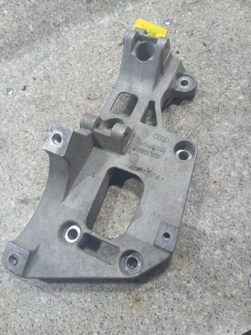 кронштейн генератора SEAT Leon 2 поколение (2005 - 2009), 2.0 л., i, BVY, бензин, МКПП, 06F903143F - фото №1