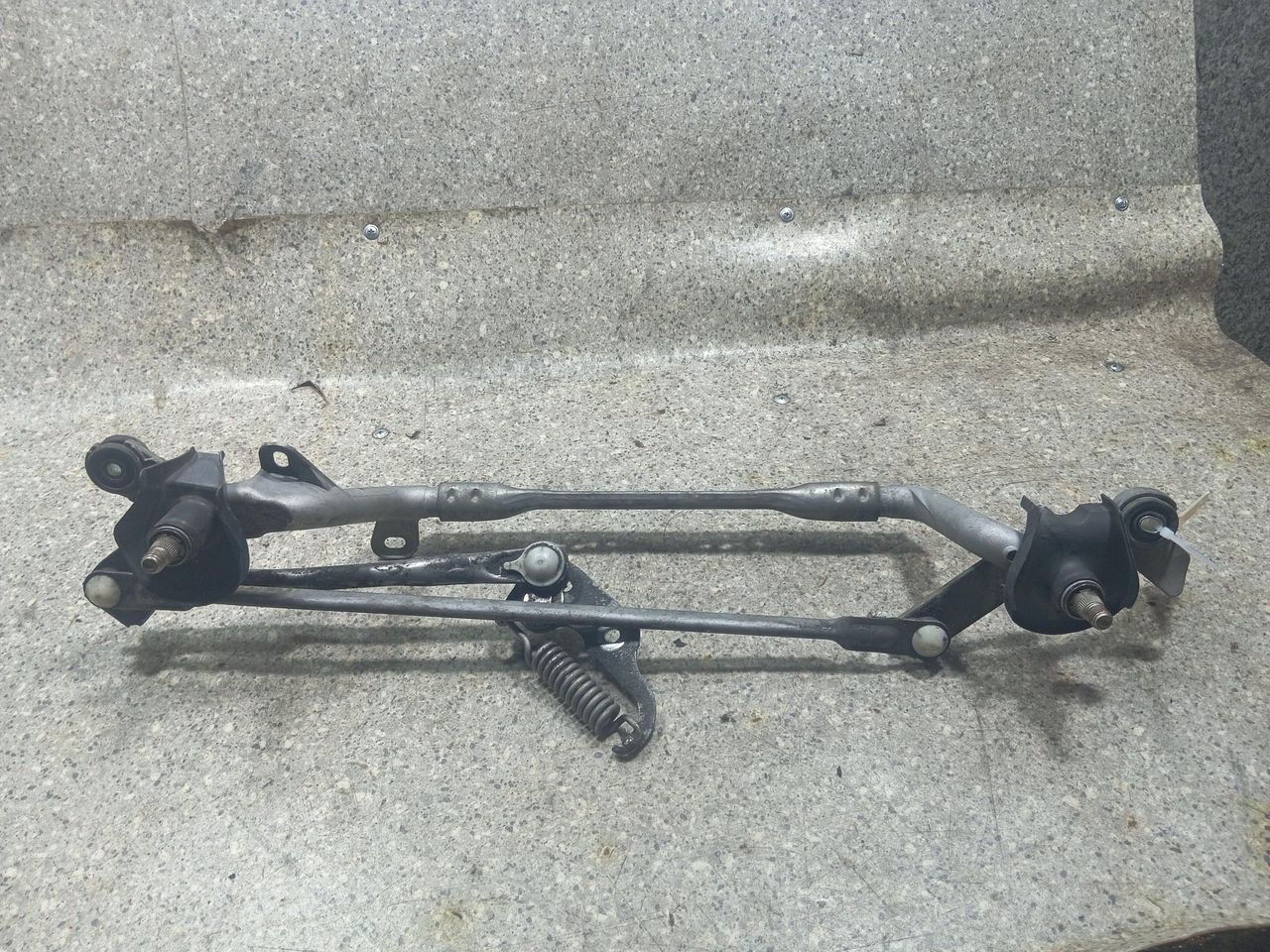 механизм стеклоочистителя (трапеция дворников) Toyota Prius 3 поколение (2009 - 2011), 1.8 л., бензин - фото №1