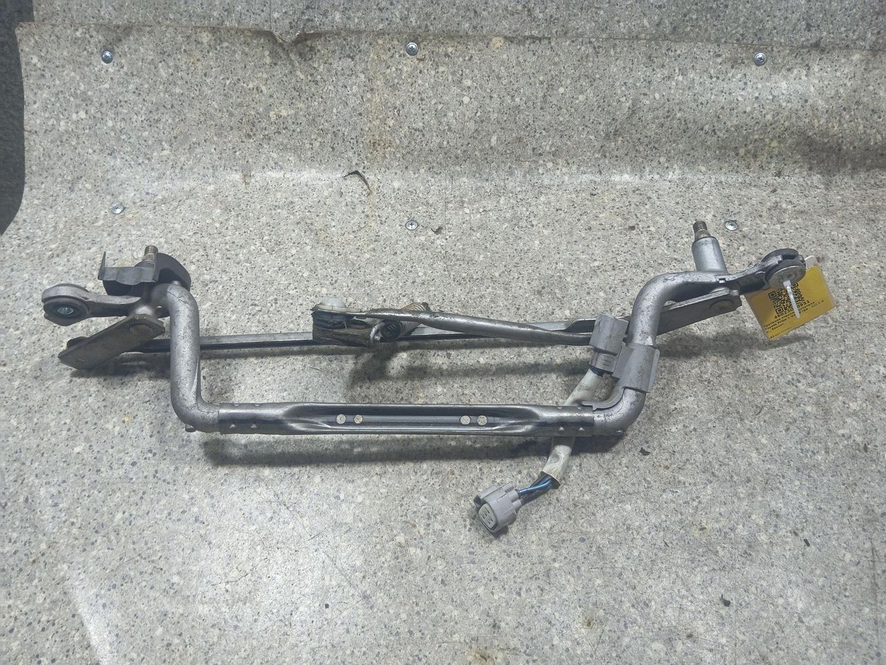 механизм стеклоочистителя (трапеция дворников) Toyota Prius 3 поколение (2009 - 2011), 1.8 л., бензин - фото №1
