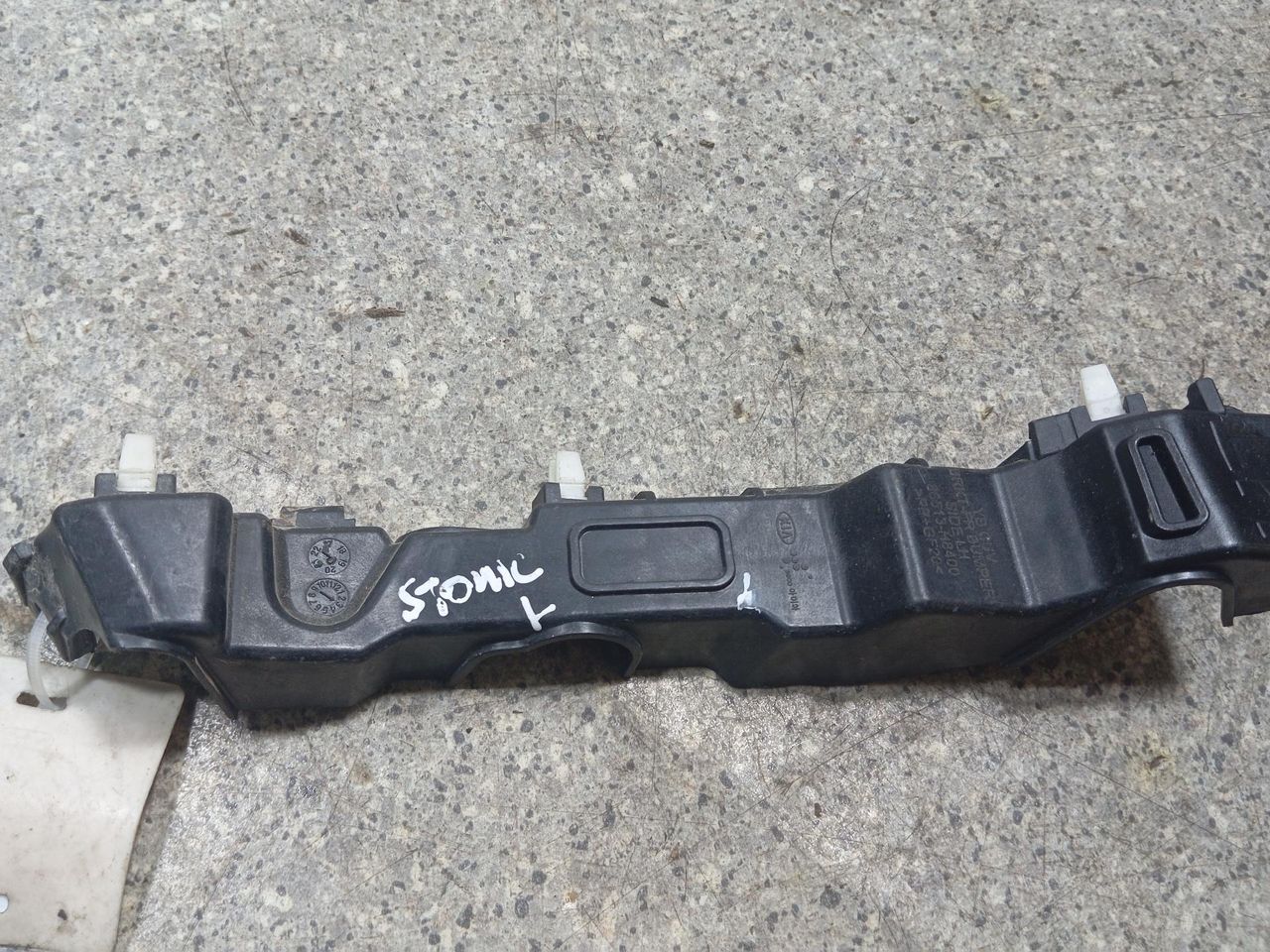 Крепление бампера переднего Kia Stonic 1 поколение (2017 - 2026), 1.2 л., бензин, 86513-H8400 - фото №1