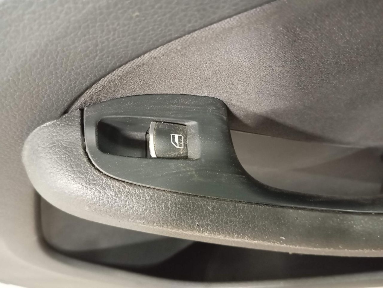 кнопка стеклоподъемника двери Volkswagen Jetta 6 поколение (2010 - 2015) - фото №1