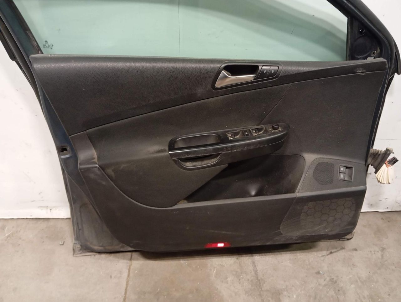 обшивка двери передняя левая Volkswagen Passat B6 (2005 - 2010), седан - фото №1