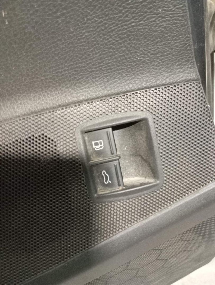 кнопка открытия багажника Volkswagen Passat B6 (2005 - 2010), седан - фото №1