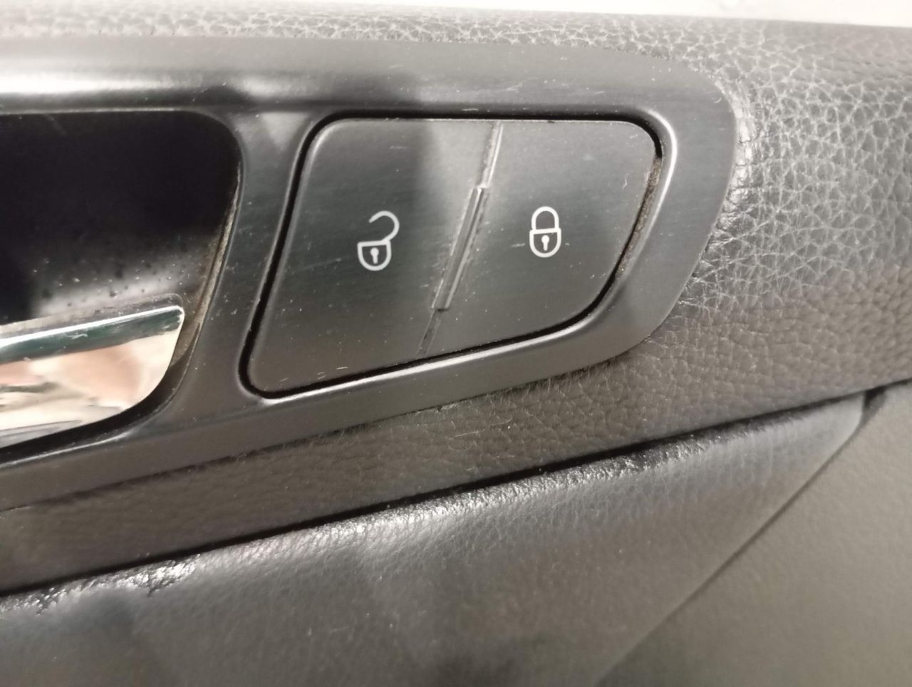 кнопка центрального замка Volkswagen Passat B6 (2005 - 2010), седан - фото №1