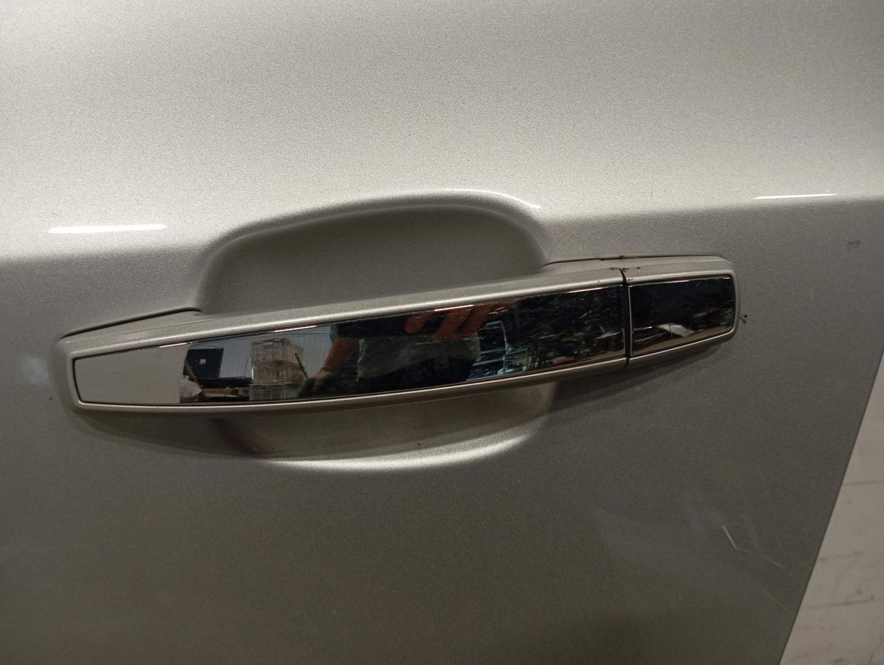 ручка наружная задняя левая Opel Mokka 1 поколение (2012 - 2015), 1.4 л., бензин, полный привод - фото №1