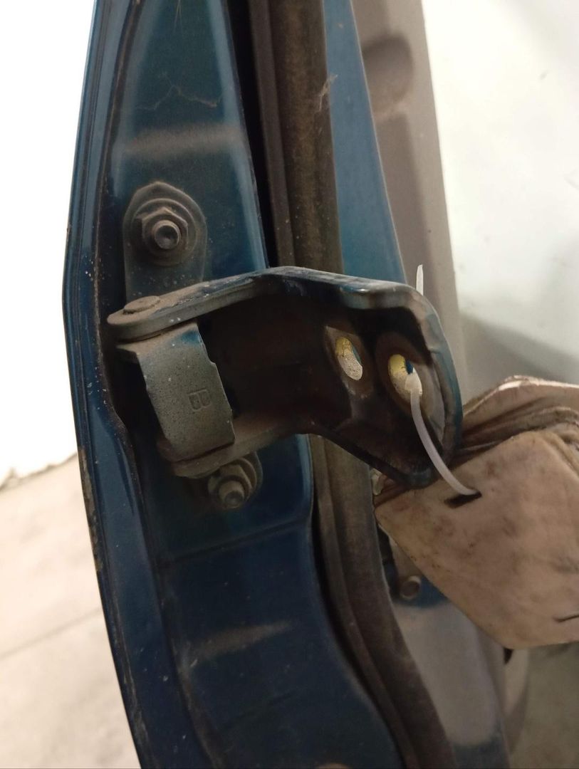 петля двери Nissan Almera Tino V10 (2000 - 2003) - фото №1