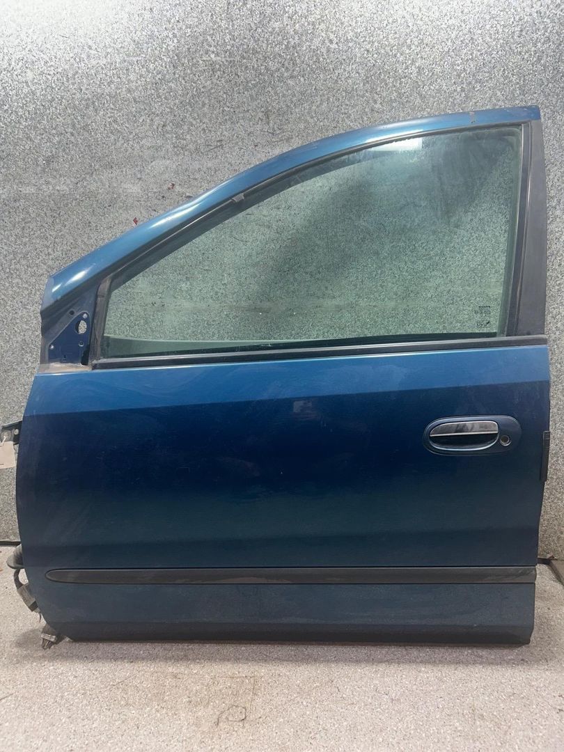 дверь передняя левая Nissan Almera Tino V10 (2000 - 2003) - фото №1