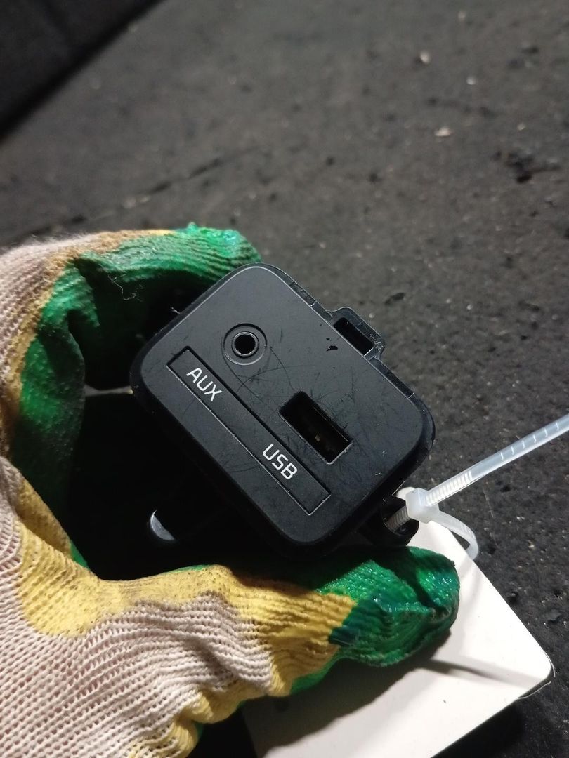 разъем AUX / USB Kia Carens 3 поколение (2013 - 2019), 1.7 л., CRDi, дизель - фото №1