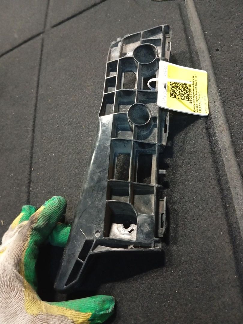 Крепление бампера переднего Toyota Prius 3 поколение (2009 - 2011), 1.8 л., бензин, 52115-4702 - фото №1