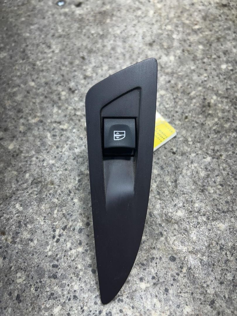 кнопка стеклоподъемника двери задней правой Renault Espace 5 поколение (2015 - 2019), 1.6 л., дизель - фото №1