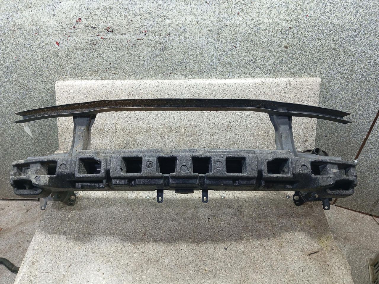 усилитель бампера переднего Volkswagen Passat B6 (2005 - 2010), 2.0 л., TDi - фото №1