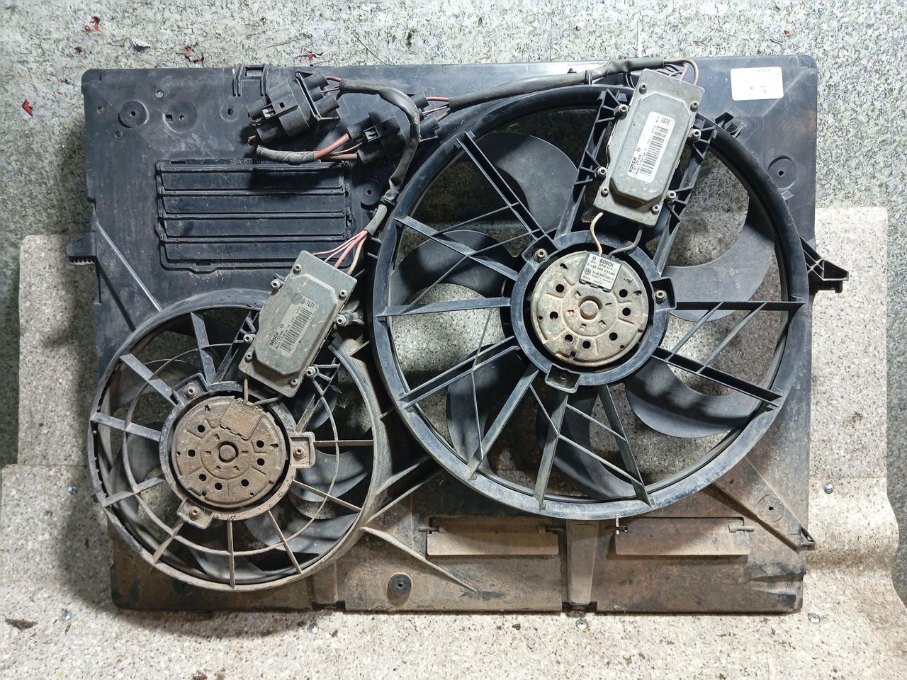 вентилятор радиатора Volkswagen Touareg 1 поколение (2002 - 2007), 2.5 л., дизель, 7L0121203F, 0130303922 - фото №1
