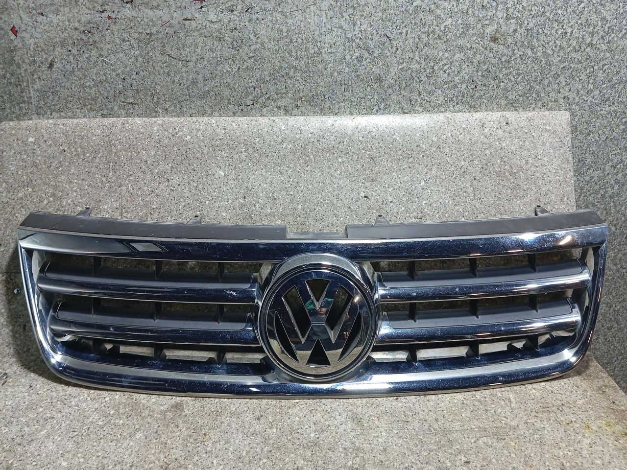 решетка радиатора Volkswagen Touareg 1 поколение (2002 - 2007), 7L6853651 - фото №1