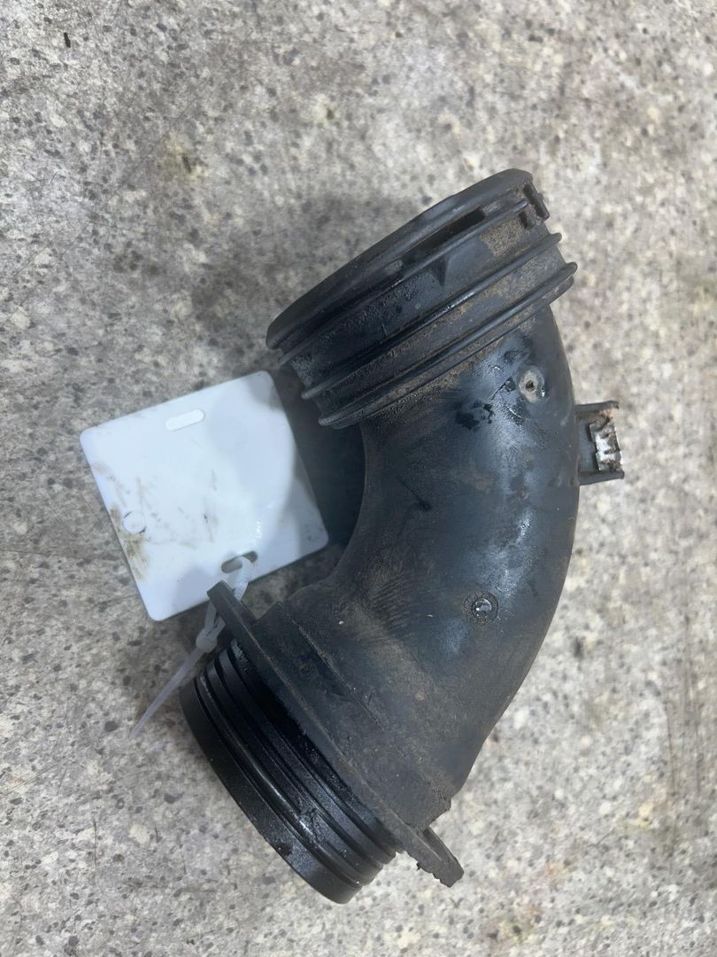 патрубок интеркулера Volkswagen Touareg 1 поколение (2002 - 2007), 2.5 л., TDi, дизель, полный привод - фото №1