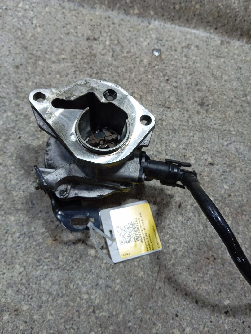 насос вакуумный Renault Megane 3 поколение (2008 - 2014), 1.5 л., K9K 836, дизель, 82010053060-B - фото №1
