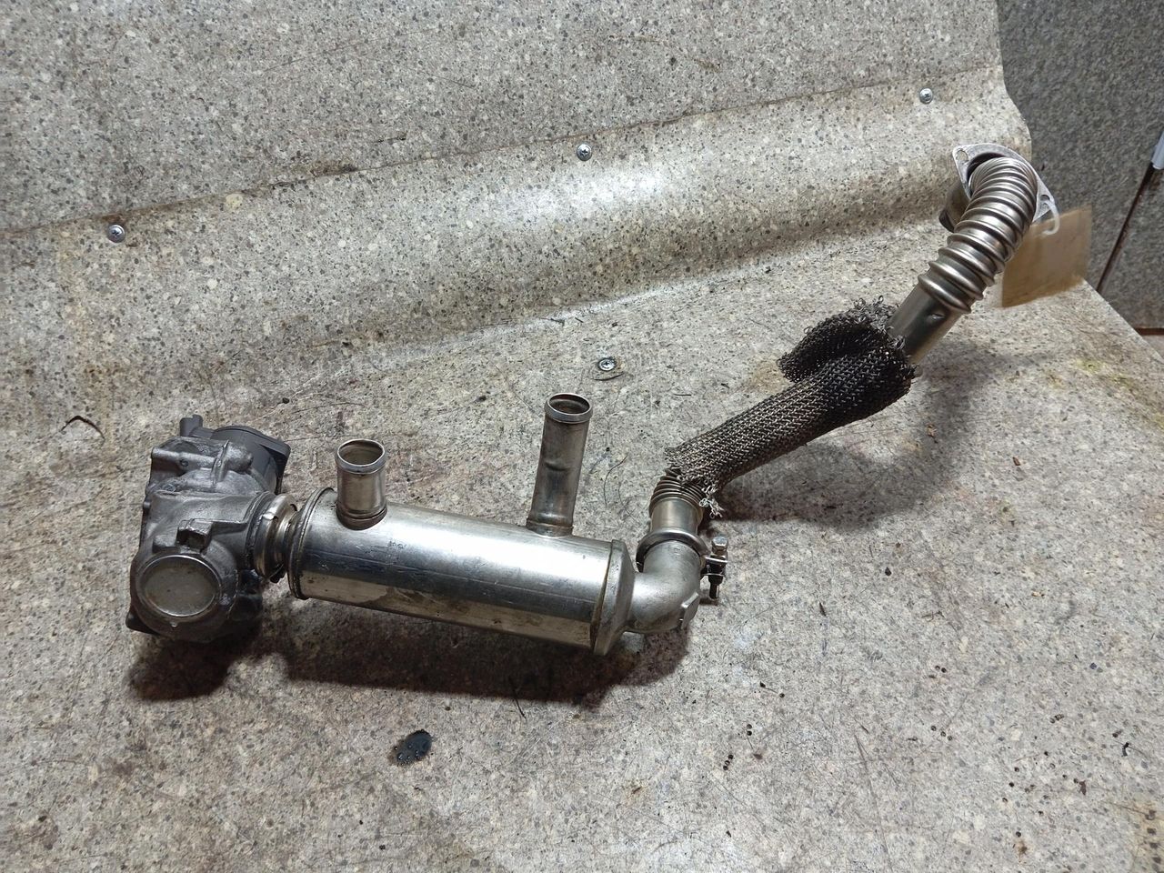 клапан EGR Peugeot 307 1 поколение (2001 - 2005), 1.6 л., HDi, дизель, МКПП - фото №1
