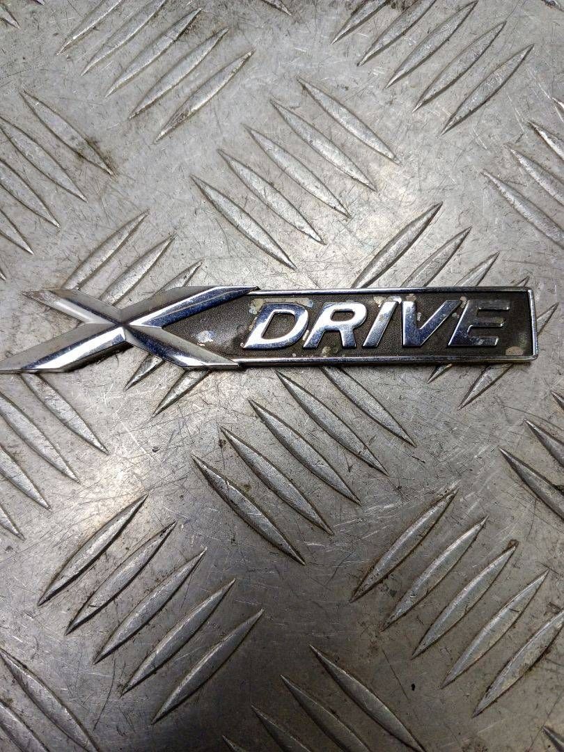 эмблема BMW 3 серия F30/F31/F34 F30 2014, 2.0 л., N20 B20 B, бензин, АКПП, синий, седан, полный привод, 51147318576, 7318576 - фото №1