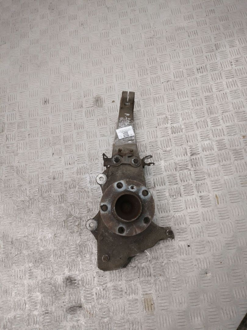 ступица передняя правая BMW 5 серия F07/F10/F11 F10 2011, 3.0 л., N57 D30 A, дизель, АКПП, carbonschwarz metallic (416), седан, задний привод, правый руль, 31206872888, 6872888 - фото №1