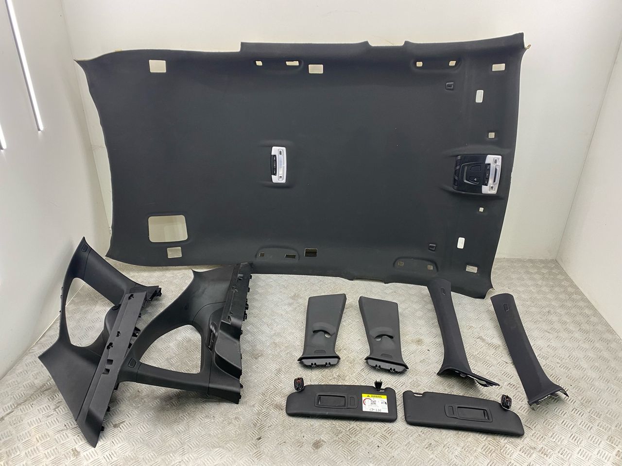 потолок BMW X1 F48 2016, 2.0 л., B47 C20 A, дизель, МКПП, alpinweiß iii (300), внедорожник 5 дв., полный привод, правый руль - фото №1