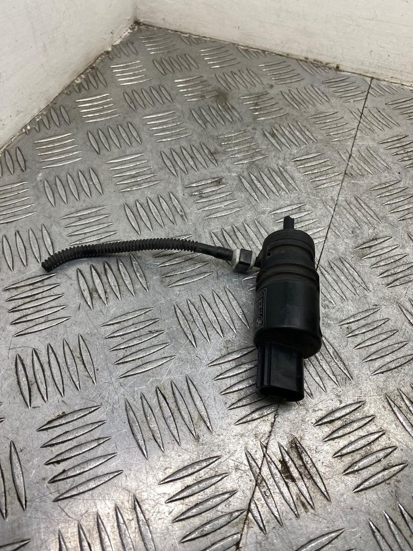 насос (моторчик) омывателя стекла BMW 3 серия F30/F31/F34 F31 2014, 3.0 л., N57 D30 A, дизель, АКПП, универсал, задний привод, правый руль, 67127302589, 7302589 - фото №1