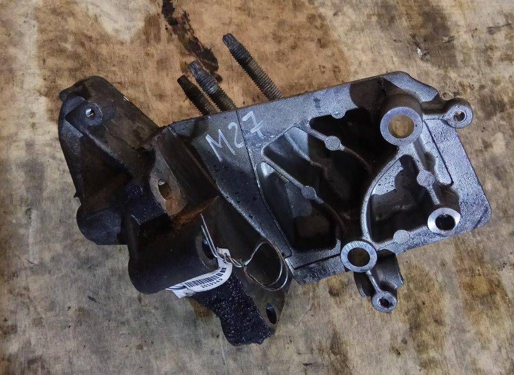 кронштейн генератора Ford Focus 1 поколение 1998, 1.4 л., i, бензин, 5МКПП, красный, хетчбэк 5 дв., передний привод - фото №1