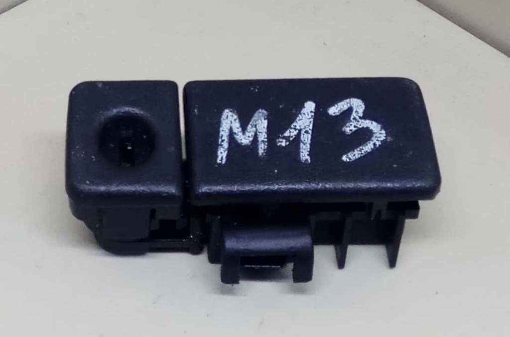 ручка бардачка Subaru Legacy 2 поколение 1998, 2.0 л., i, EJ20, бензин, МКПП, серебристый, универсал, полный привод - фото №1