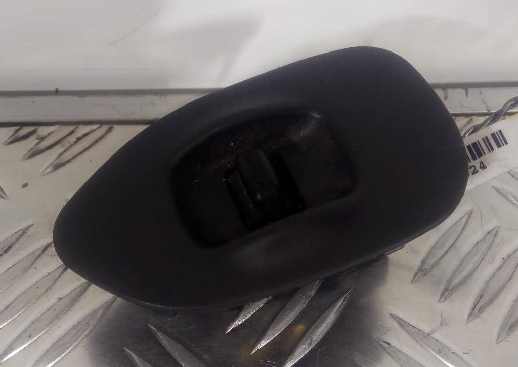 кнопка стеклоподъемника двери задней Subaru Legacy 2 поколение 1998, 2.0 л., i, EJ20, бензин, МКПП, серебристый, универсал, полный привод - фото №1