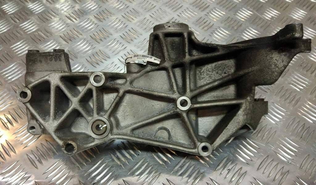 кронштейн генератора Volkswagen Passat B5 1997, 1.8 л., AEB, бензин, МКПП, синий, универсал, передний привод, 158145523D - фото №1