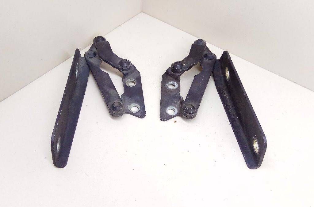петля капота Mercedes-Benz A-Класс W168 W168.008 2000, 1.7 л., CDi, OM 668.940, дизель, 5МКПП, темно-серый, хетчбэк 5 дв., передний привод, A1688800128, A1688800228 - фото №1