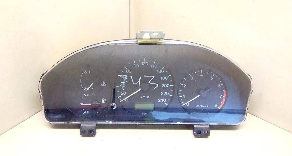 щиток приборов (приборная панель) Mazda 626 GF 1997, 2.0 л., i, бензин, 5МКПП, серебристый, хетчбэк 5 дв., передний привод, FEGE6WD - фото №1