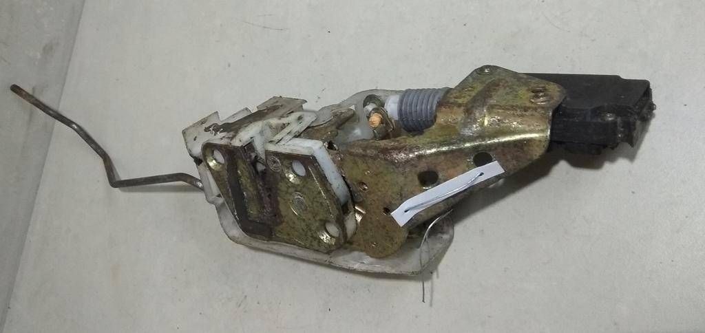 замок двери передней правой Mazda 323 5 поколение 1996, 1.5 л., i, бензин, хетчбэк 5 дв. - фото №1