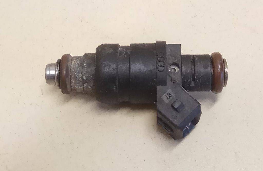 форсунка Audi A6 4A/C4 1997, 2.4 л., i, бензин, 078133551AC - фото №1