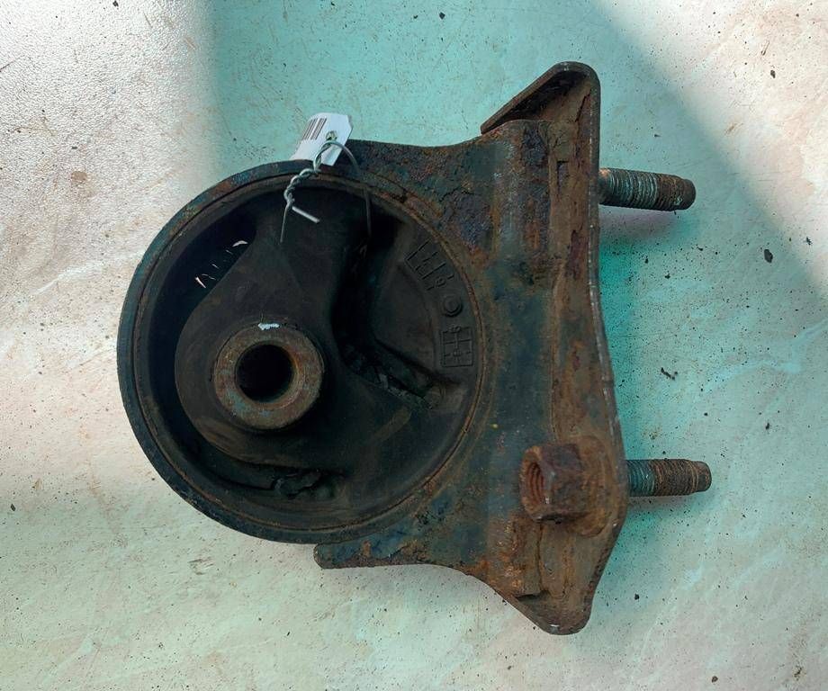 подушка крепления двигателя Toyota RAV4 2 поколение (XA20) 2001, 2.0 л., i, бензин - фото №1