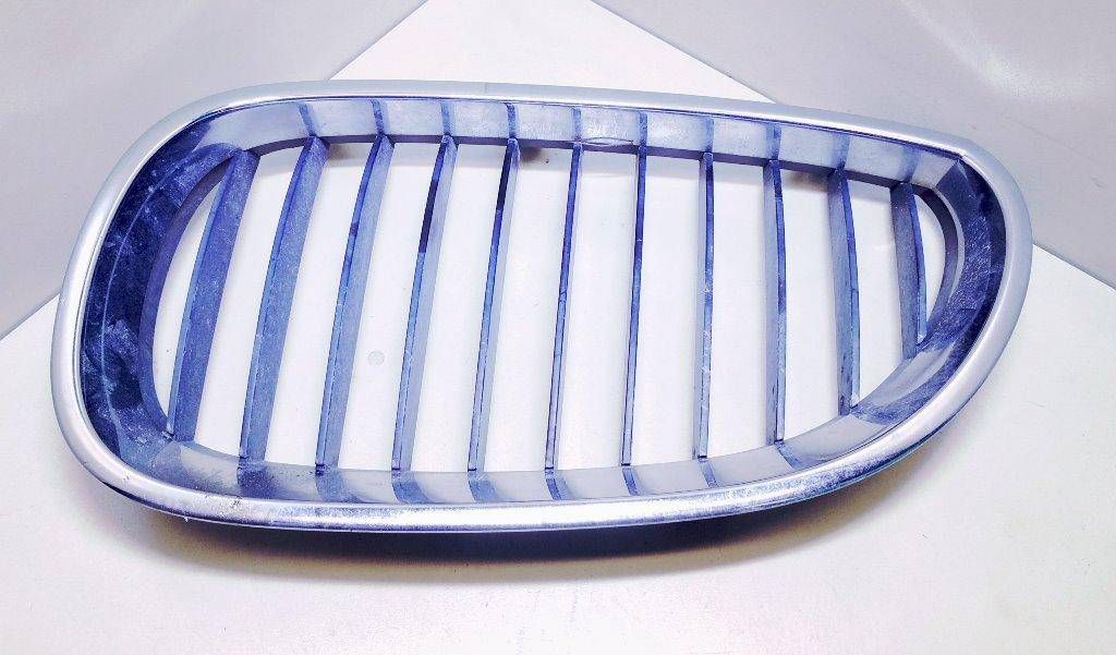 решетка радиатора BMW 5 серия E60/E61 2004, 2.5 л., i, M54 B25 (256S5), бензин, АКПП, серый, седан, задний привод, 51137065701, 51712155447 - фото №1