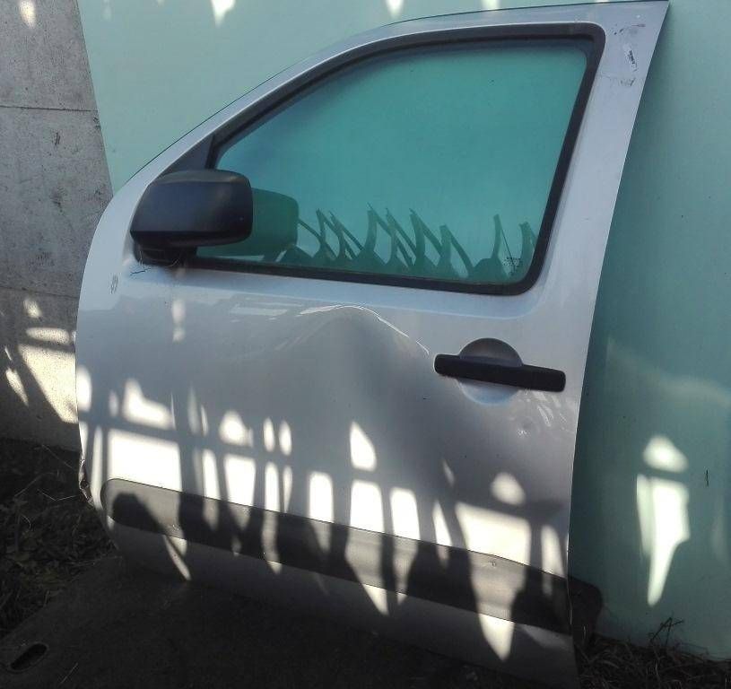 уплотнитель двери Nissan Navara D40 2008, 2.5 л., дизель, МКПП, серый, внедорожник 5 дв., полный привод, 80831JR000 - фото №1