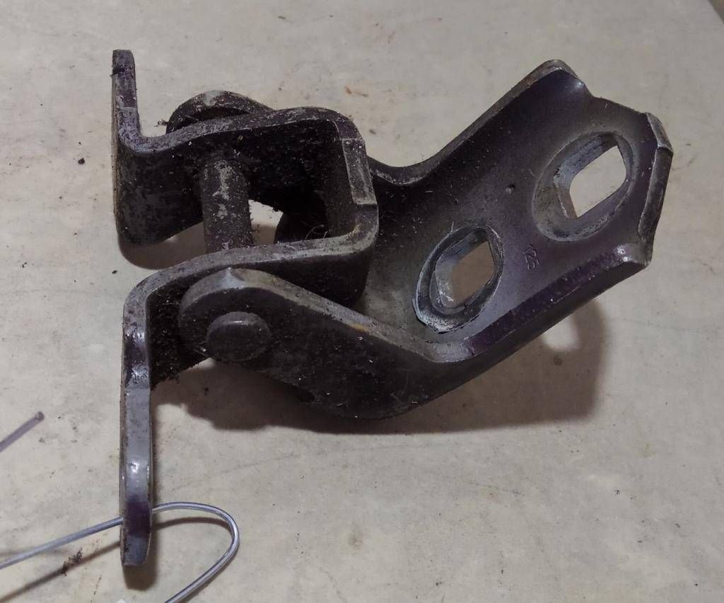 петля двери Renault Megane 2 поколение 2005, 1.9 л., F9Q 800, дизель, МКПП, серый, универсал, передний привод, 029139F - фото №1