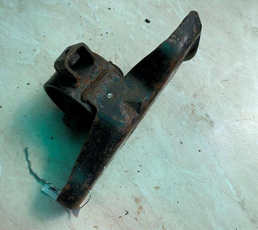 подушка крепления КПП Toyota Carina E 1 поколение T190 1996, 1.6 л., i, бензин - фото №1