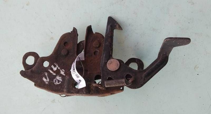 замок капота Nissan Sunny N14 1991, 2.0 л., CD20, дизель, МКПП, белый, седан, передний привод, 6560152C10 - фото №1