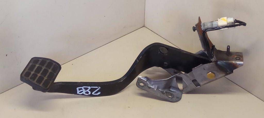 педаль тормоза Mitsubishi Colt 6 поколение (Z20/Z30) 2006, 1.5 л., OM 639.939, дизель, МКПП, черный, хетчбэк 5 дв., передний привод, A45429007, 1240040000 - фото №1
