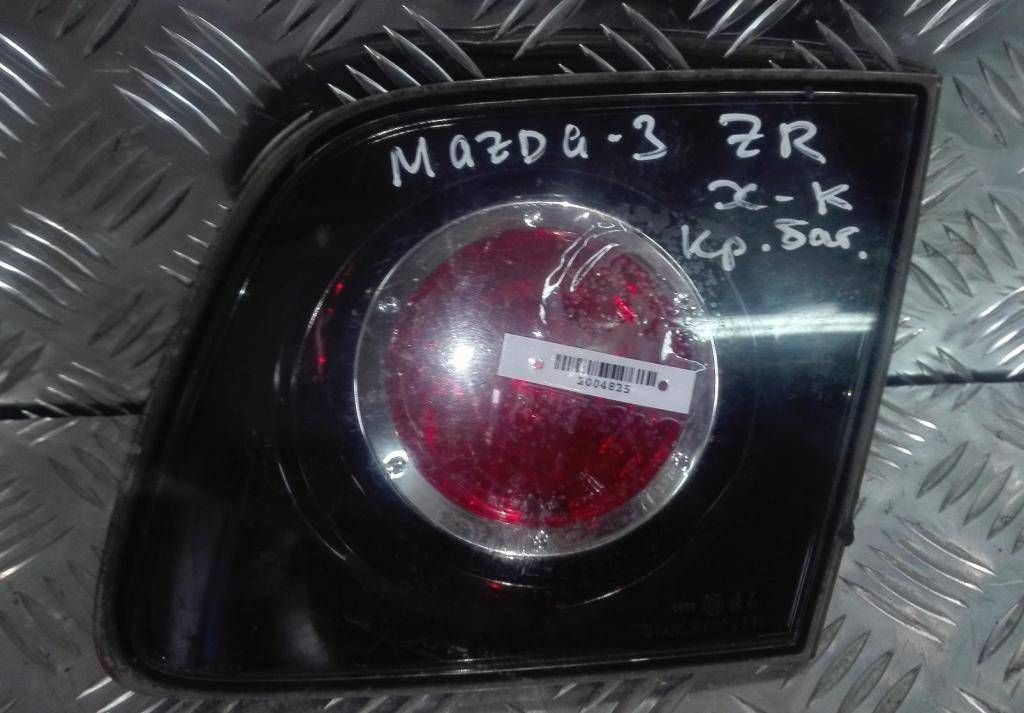 фонарь крышки багажника правый Mazda 3 BK 2004, хетчбэк 5 дв. - фото №1