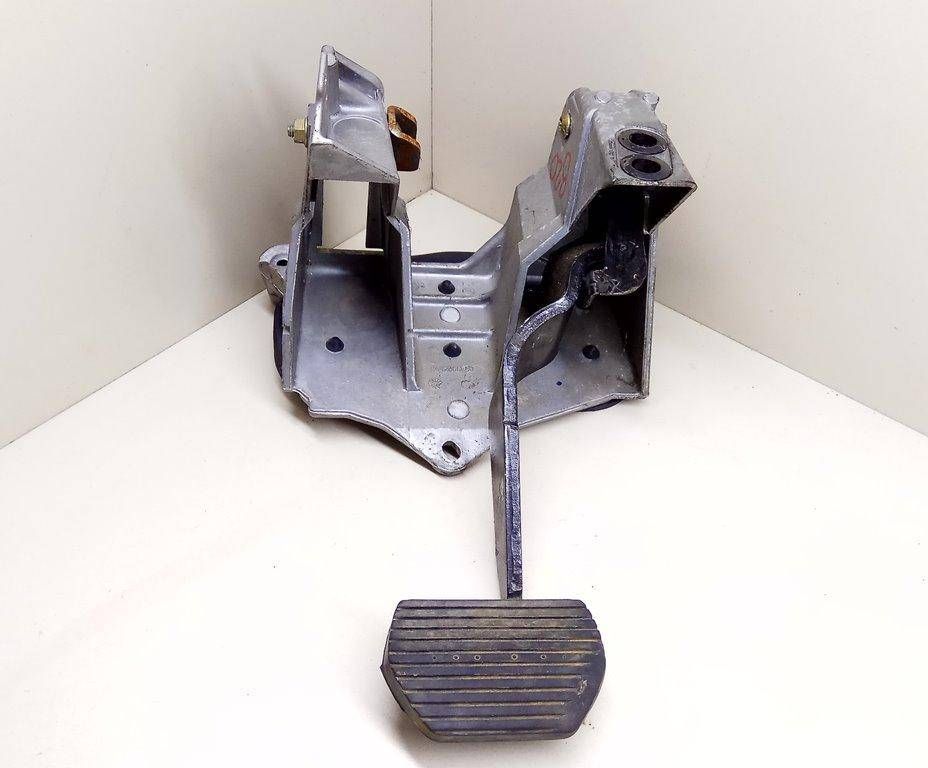 педаль тормоза Peugeot 607 1 поколение 2003, 2.2 л., HDi, 4HX (DW12TED4/FAP), дизель, МКПП, темно-серый, седан, передний привод, 219100425 - фото №1
