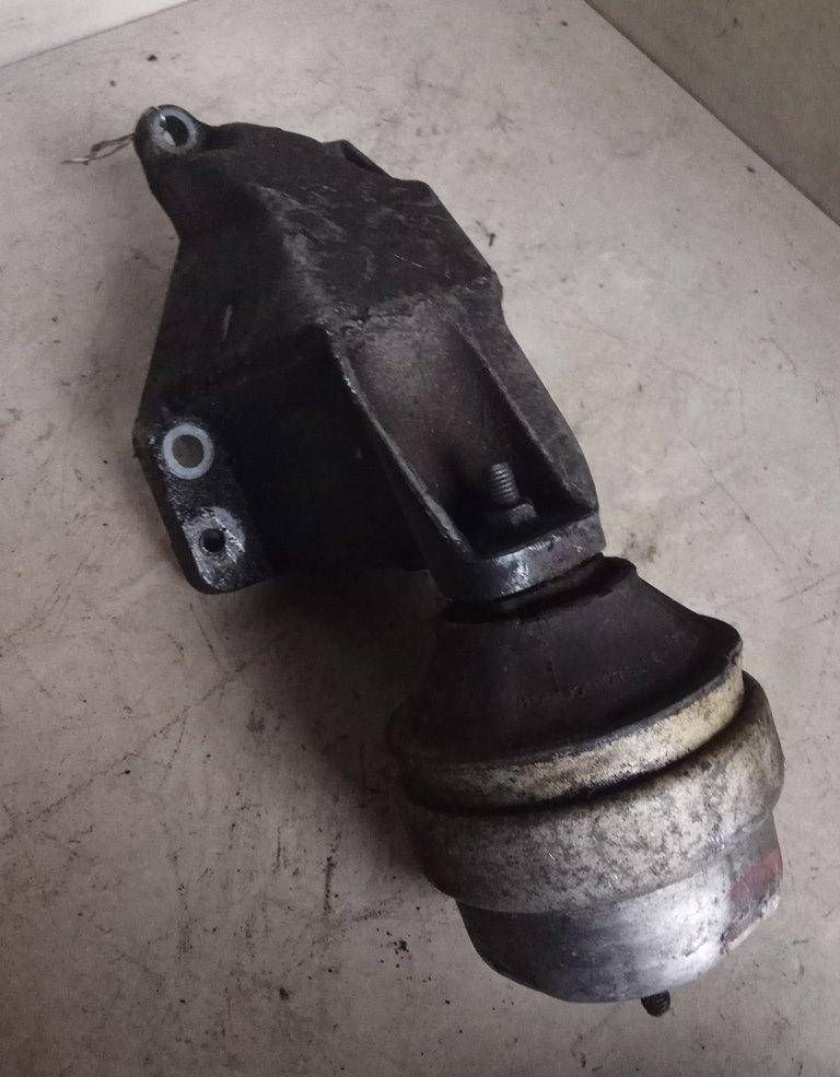 подушка крепления двигателя Volkswagen Passat B5 1997, 1.8 л., AEB, бензин, МКПП, синий, универсал, передний привод, 8D0199305 - фото №1